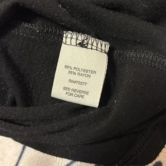 women’s mudd black crewneck t shirt - Picture 3 of 3